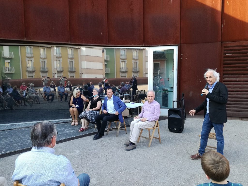 Josep Oliveras fent les presentaciosn prèvies