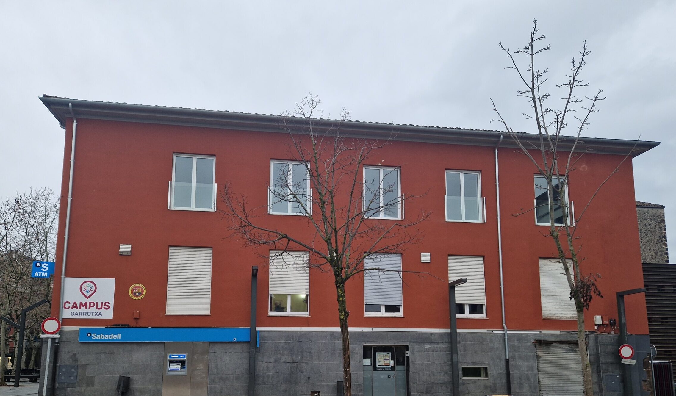 Façana Casino Olotí amb les noves finestres